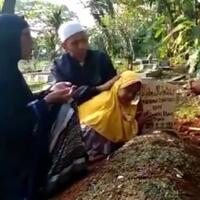 video-putri-korban-kerusuhan-22-mei-menangis-di-makam-ayahnya-dapat-simpati