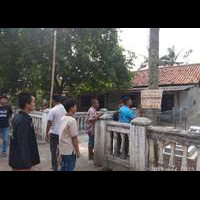 warga-rengas-dengklok-demo-depan-musala-diduga-berisi-jemaah-eks-hti