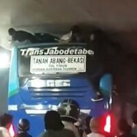 kasus-bocah-hampir-terjepit-di-atap-bus-transjabodetabek-tidak-ada-korban-luka