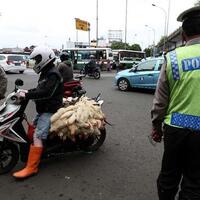 atur-lalin-polisi-ditusuk-oleh-orang-tak-dikenal
