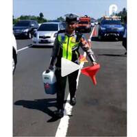 viral-aksi-polisi-carikan-bensin-bagi-pemudik-ini-kata-polda-jateng