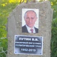 ledek-kremlin-aktivis-rusia-buat-batu-nisan-presiden-putin
