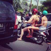 abg-yang-paksa-cium-bule-di-bali-dipulangkan-ke-daerah-asal