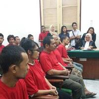 wanita-yang-terlibat-begal-truk-tomat-menangis-saat-duduk-di-kursi-pesakitan