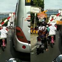 viral-bus-tersangkut-palang-pintu-perlintasan-kereta-bikin-jengkel-netizen