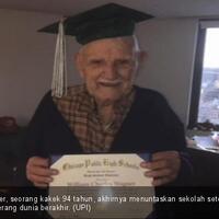 76-tahun-menunggu-kakek-ini-akhirnya-lulus-sma-di-usia-94