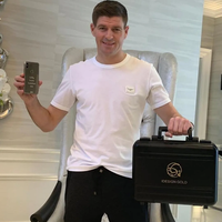 pemain-liverpool-diberi-hadiah-casing-iphone-x-berlapis-emas-24-karat