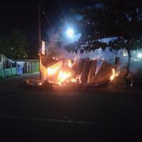 kota-sorong-mencekam-massa-blokir-jalan-dan-lakukan-pembakaran