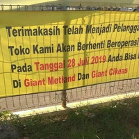 tangisan-karyawan-giant-kami-semua-kena-phk