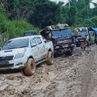 kisah-gubernur-terjebak-9-jam-di-jalur-rusak-jalan-trans-papua-barat