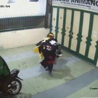 maling-berjaket-ojol-gasak-200-potong-pakaian-di-distro-di-jalan-yos-sudarso