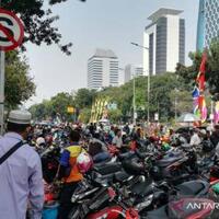 polisi-sesalkan-parkir-liar-motor-massa-aksi-di-mk