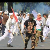 demo-di-mk-libatkan-anak-anak-ormas-fpi-cs-disemprot-kpai