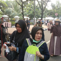isak-tangis-iringi-langkah-mundur-demonstran-di-kawasan-mk