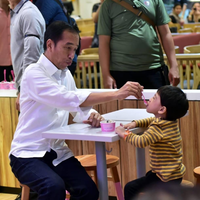 trump-berbagi-permen-sambil-bincang-santai-dengan-jokowi