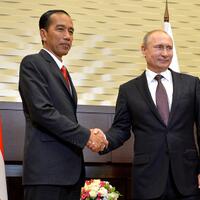 trump-berbagi-permen-sambil-bincang-santai-dengan-jokowi