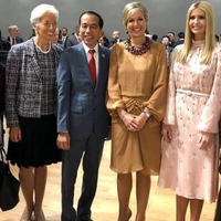 jokowi-foto-bareng-perempuan-perempuan-perkasa-kaesang-bercanda-lapor-iriana