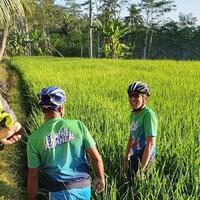 duh-saking-semangatnya-bersepeda-sandiaga-nyemplung-ke-sawah