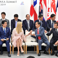 momen-jokowi-berbincang-dengan-si-cantik-ivanka-trump