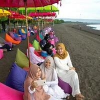 viral-di-medsos-pantai-syariah-banyuwangi-contoh-arabisasi-pariwisata