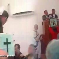 pendeta-hkbp-diturunkan-dari-mimbar-jemaat-minta-damai-di-tempat-suci-video-viral