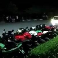 di-aceh-honda-jazz-gagal-drifting-deretan-motor-kawasaki-ninja-250-buyar-diseruduk