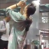 wanita-foto-foto-di-masjid-istiqlal-san-hasan-elu-nambah-kerjaan-polkis-aja