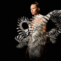 bergerak-bak-kipas-angin-paris-haute-couture-fall-2019-hadirkan-gaun-tenaga-angin