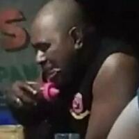 mampir-ke-warung-bakso-pria-ini-nggak-pesen-makanan-tapi-malah-makan-botol-kecap
