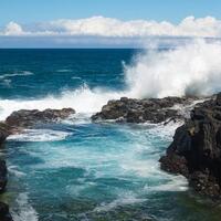 astoge-lagi-asyik-foto-foto-2-turis-berbikini-disapu-ombak-di-hawaii