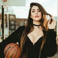 pebasket-seksi-asal-italia-nekat-ke-mini-market-tanpa-kenakan-bra