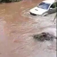 disangka-hanyut-ternyata-mobil-ini-memang-nekat-menyusuri-sungai