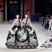 keren-imajinasi-guo-pei-hadirkan-busana-kembar-siam-hingga-busana-dari-serat-nanas