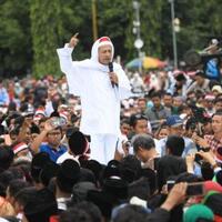 nonton-aksi-yanni-di-prambanan-jazz-festival-habib-luthfi-bin-yahya-nangis