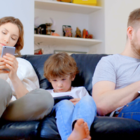 bahaya-jangan-pernah-gunakan-gadget-saat-sedang-berinteraksi-dengan-anakmu-gansis