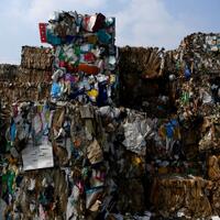 indonesia--tempat-sampah--limbah-kertas-dan-plastik-dari-amerika