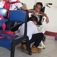 viral-video-anak-kecil-suapi-teman-yang-difabel-bikin-terharu-netijen