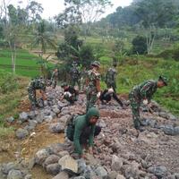 warga-dan-tni-terus-saling-lempar-bata-dan-batu-demi-selesainya-tmmd-di-majalengka