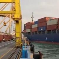 crane-di-tanjung-mas-semarang-ambruk-tertabrak-kapal