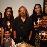 film-dilarang-menyanyi-di-kamar-mandi-angkat-tema-hoax-dengan-komedi-satire