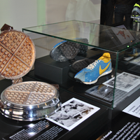 sebelum-menjadi-raksasa-industri-sneakers-nike-cetak-sol-sepatu-pakai-mesin-waffle