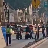 pemotor-ngotot-minta-petugas-buka-jalur-busway