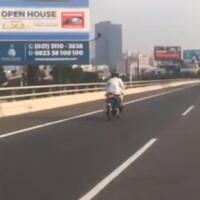 pemotor-nekat-masuk-tol-tomang-warganet-ditilang-cuma-minta-maaf-ini-mah