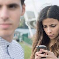 10-hal-yang-kita-benci-dari-pasangan-dan-handphone-nya