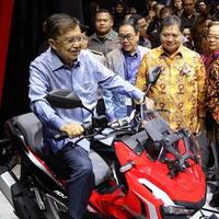 ahm-luncurkan-skutik-penjelajah-jalanan-honda-adv150-di-giias-2019