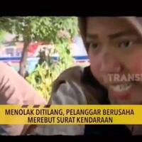 heboh-ibu-ini-histeris-saat-ditilang-oleh-polisi