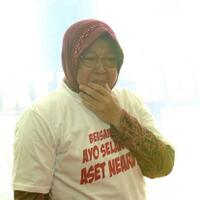 air-mata-risma-tumpah-saat-menerima-kembali-aset-rp5-triliun