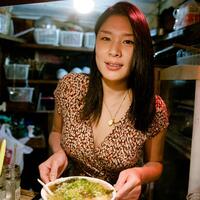 takako-hayakawa-penjual-mie-ramen-yang-terkenal-seksi-di-jepang-bb-gan