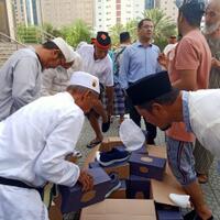 usai-salat-asar-jamaah-beli-sepatu-buatan-tiongkok-dengan-rupiah