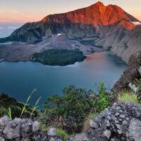 tidak-hanya-rinjani-ini-dia-gunung-lain-yang-bertopi-awan-cantik-dan-penyebabnya